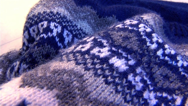 蓝色的羊毛衫。视频下载