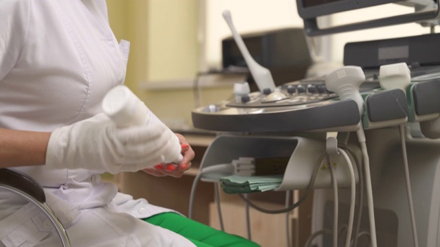 一名专业女医生在超声扫描前将超声凝胶涂在病人胃部的上下照片。视频素材