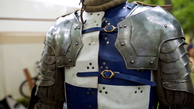 在传统节日中穿着盔甲的骑士视频下载