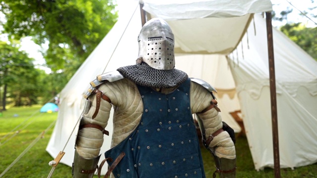在传统节日上展示的骑士盔甲视频下载
