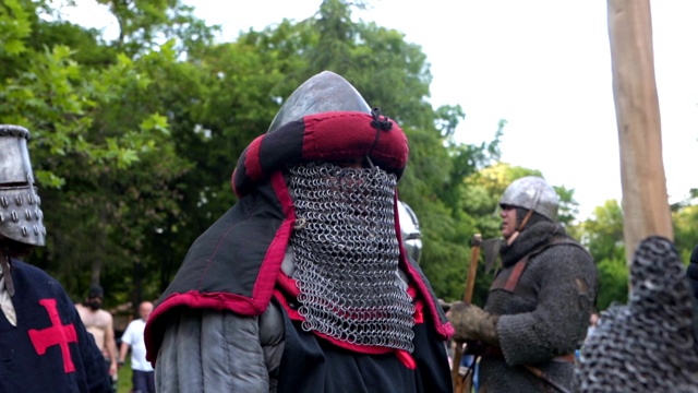 中世纪庆典上身穿盔甲手持长剑的骑士视频下载