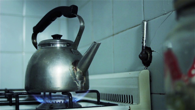 老茶壶在煤气炉上沸腾。视频素材