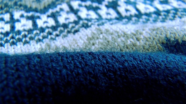 蓝色的羊毛衫。视频下载