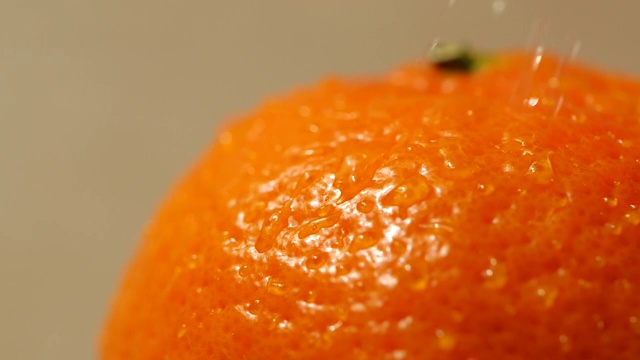 新鲜的橙子和水滴的慢动作视频素材