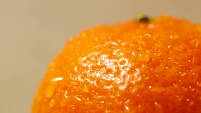 新鲜的橙子和水滴的慢动作视频素材