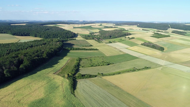 农村景观中的农田鸟瞰图。法兰克尼亚,巴伐利亚,德国。视频素材