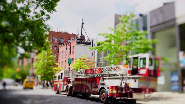 5月16日，消防车停车场在美国纽约SOHO区附近的街道上。视频素材