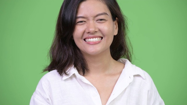 快乐年轻美丽的亚洲女人的脸微笑视频素材