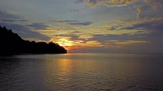 鸟瞰大海，美丽的日出和壮观的云景视频下载