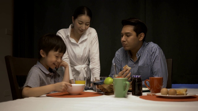4k，亚洲家庭在清晨一起吃早餐。视频素材