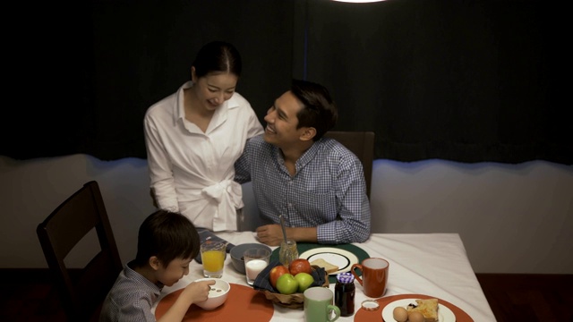 4k，亚洲家庭在清晨一起吃早餐。视频素材