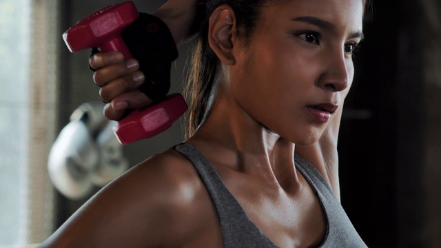 健身女性在健身房锻炼核心肌肉。健身健身例行训练。女性在运动视频素材