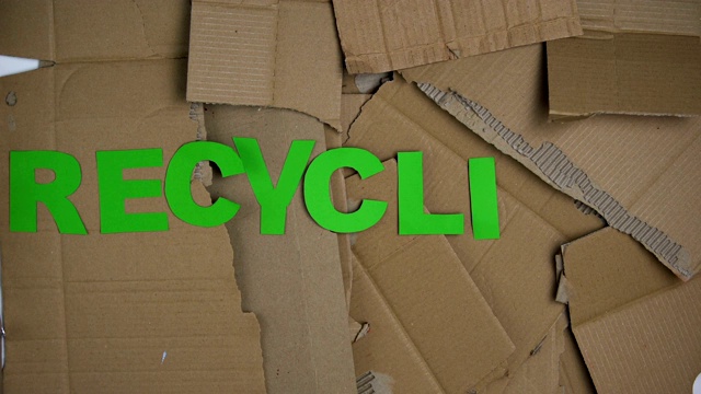 回收利用纸板上的绿色字母，拯救地球视频下载