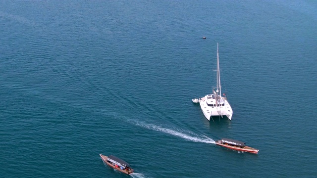 无人机拍摄绿松石水域中的船只视频素材