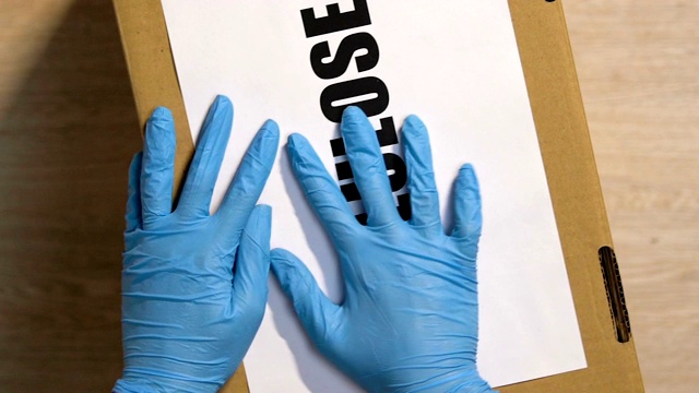 手在手套检查盒用纤维素用过的杯子，回收工厂视频素材