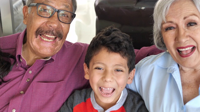 拉美多代家庭中的老人和孙辈。视频下载