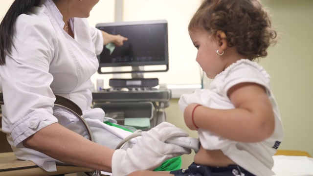 医生在电脑上给她的小病人展示超声波图像。超声波扫描。医疗过程。医疗保健的概念视频素材