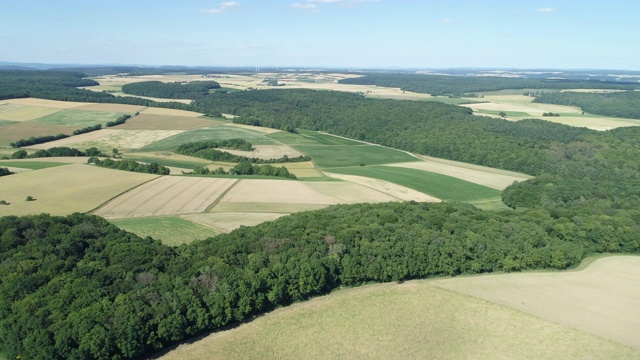 第1部分。农村景观中的农田鸟瞰图。法兰克尼亚,巴伐利亚,德国。视频素材