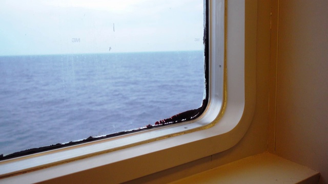 透过移动的船的窗户看到大海视频下载