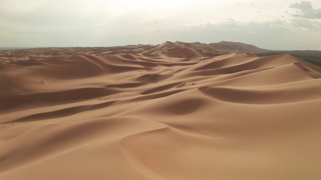 日落在沙漠的沙丘上。鸟瞰图视频素材