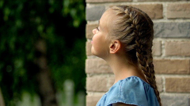 快乐的女孩站在室外的房子阳台上环视四周，自然休息视频下载