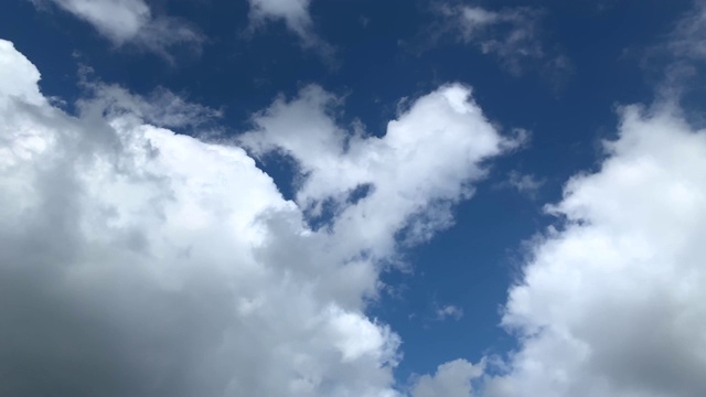 白云在蓝天上飞翔视频下载