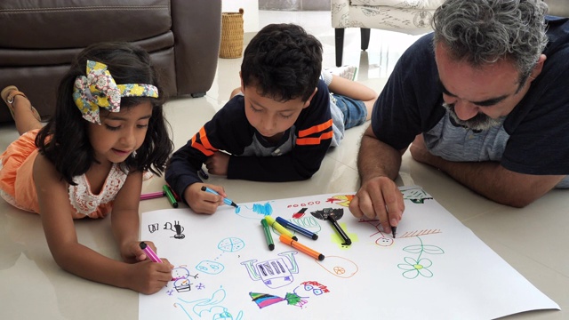 创造性的拉丁父母在家里和孩子们一起画画和大笑。视频素材