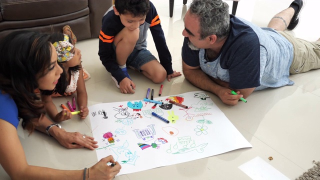 创造性的拉丁父母在家里和孩子们一起画画和大笑。视频下载