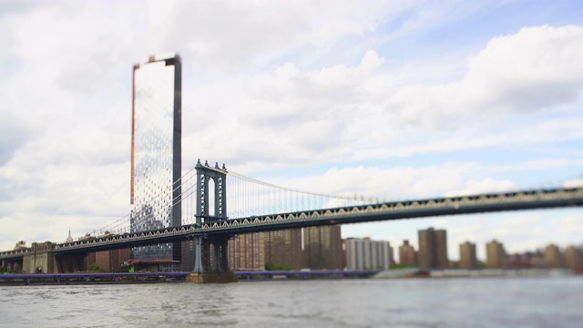 2019年5月16日，美国纽约布鲁克林，曼哈顿建筑矗立在东河上的曼哈顿大桥外。视频下载