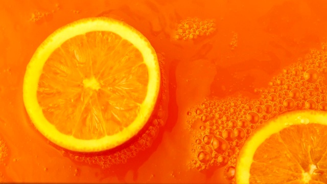 橙汁倒在切片的橙子上视频素材