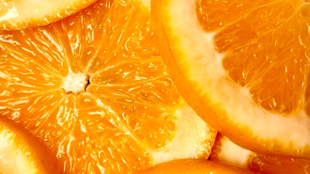 旋转镜头-切片橙子水果的背景视频素材