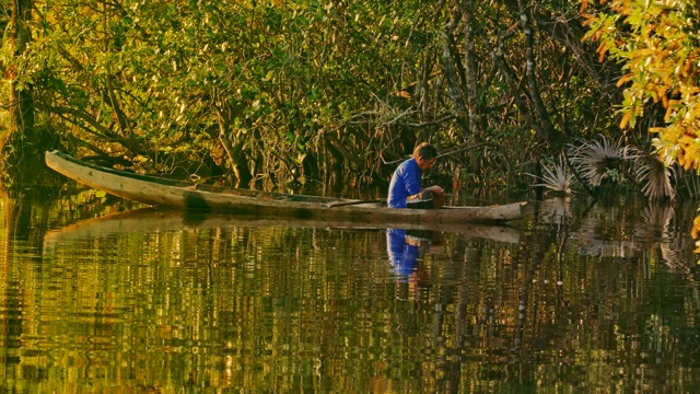 土著文化:Pemón在乌卡伊马的卡拉奥河上钓鱼视频素材