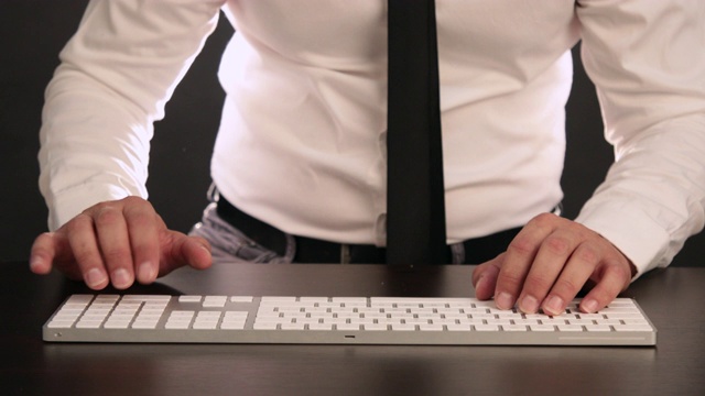 在办公室里用键盘打字的商人视频素材