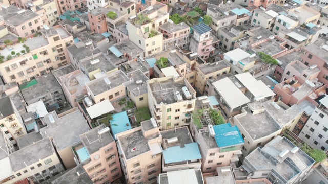 无人机低飞在建筑密集地区的屋顶上视频下载