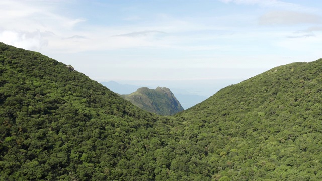 鸟瞰图显示巴西南部最高的热带雨林山，Pico Paraná视频素材