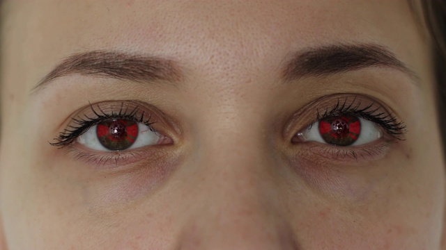 红色激光眼睛扫描仪确定视网膜的真实性。视频素材