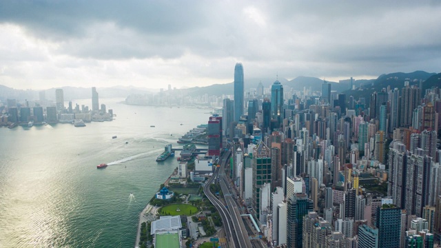 香港维多利亚港及海旁中区建筑物外观的高空摄影视频素材