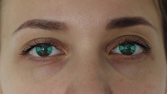 蓝色或绿色激光眼睛扫描仪决定视网膜的真伪。视频素材