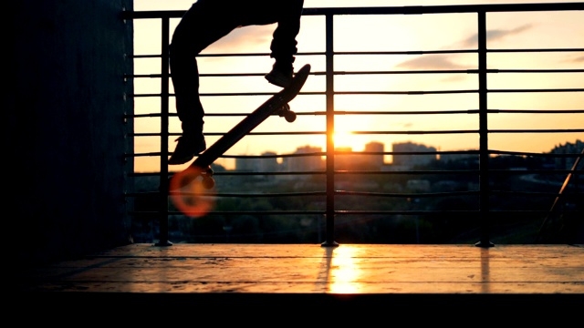 男性滑冰运动员做特技在日落背景，慢动作。视频素材