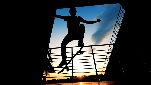 一名男子跳上滑板公园的滑板，慢镜头。视频素材