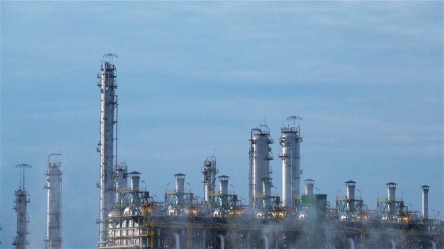 炼油厂排放温室气体。视频素材