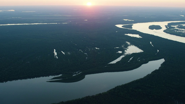 航拍Innis附近密西西比河湿地的日落视频下载