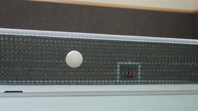 乒乓球与球网和桌子视频素材