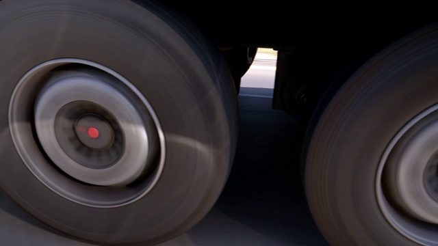 一辆在高速公路上行驶的半卡车的车轮视频下载