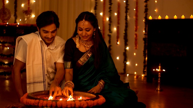 南印度夫妇在传统穿着点燃一盏灯-排灯节的概念视频素材