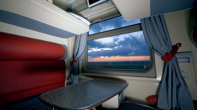 铁路旅行的概念。在运行中的火车上，装有家具的双门车厢。乘火车旅行的概念。视频下载