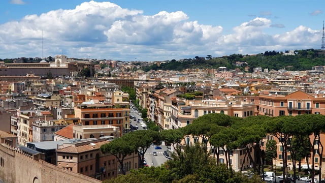 从空中俯瞰罗马的街道和房屋。旅游景点和罗马全景。罗马的晴天视频下载