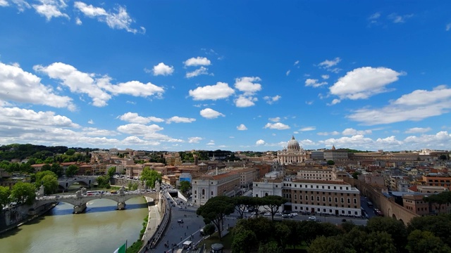 从空中俯瞰罗马的街道和房屋。旅游景点和罗马全景。罗马的晴天视频素材