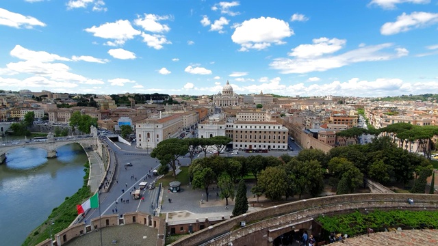 从空中俯瞰罗马的街道和房屋。旅游景点和罗马全景。罗马的晴天视频素材