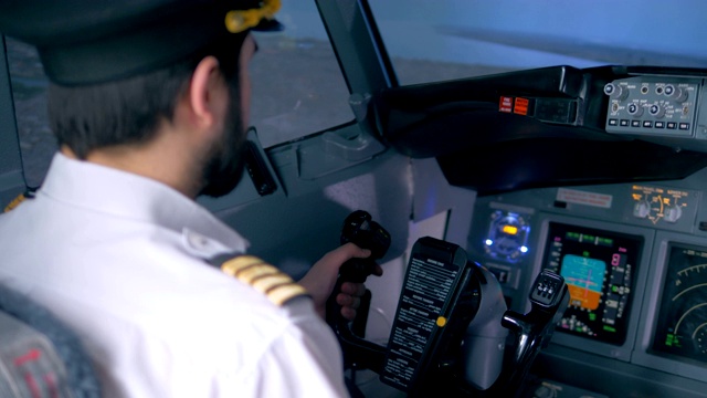 一名男性飞行员管理飞机的后视图视频素材